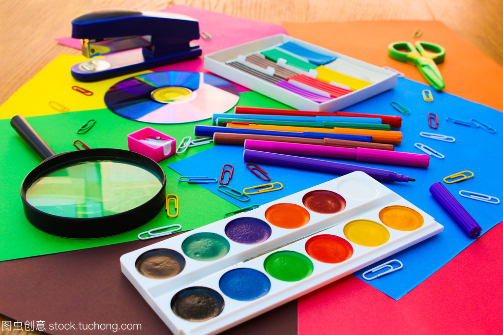 文具的多元世界 彩色紙張在學校與辦公場景下的應用